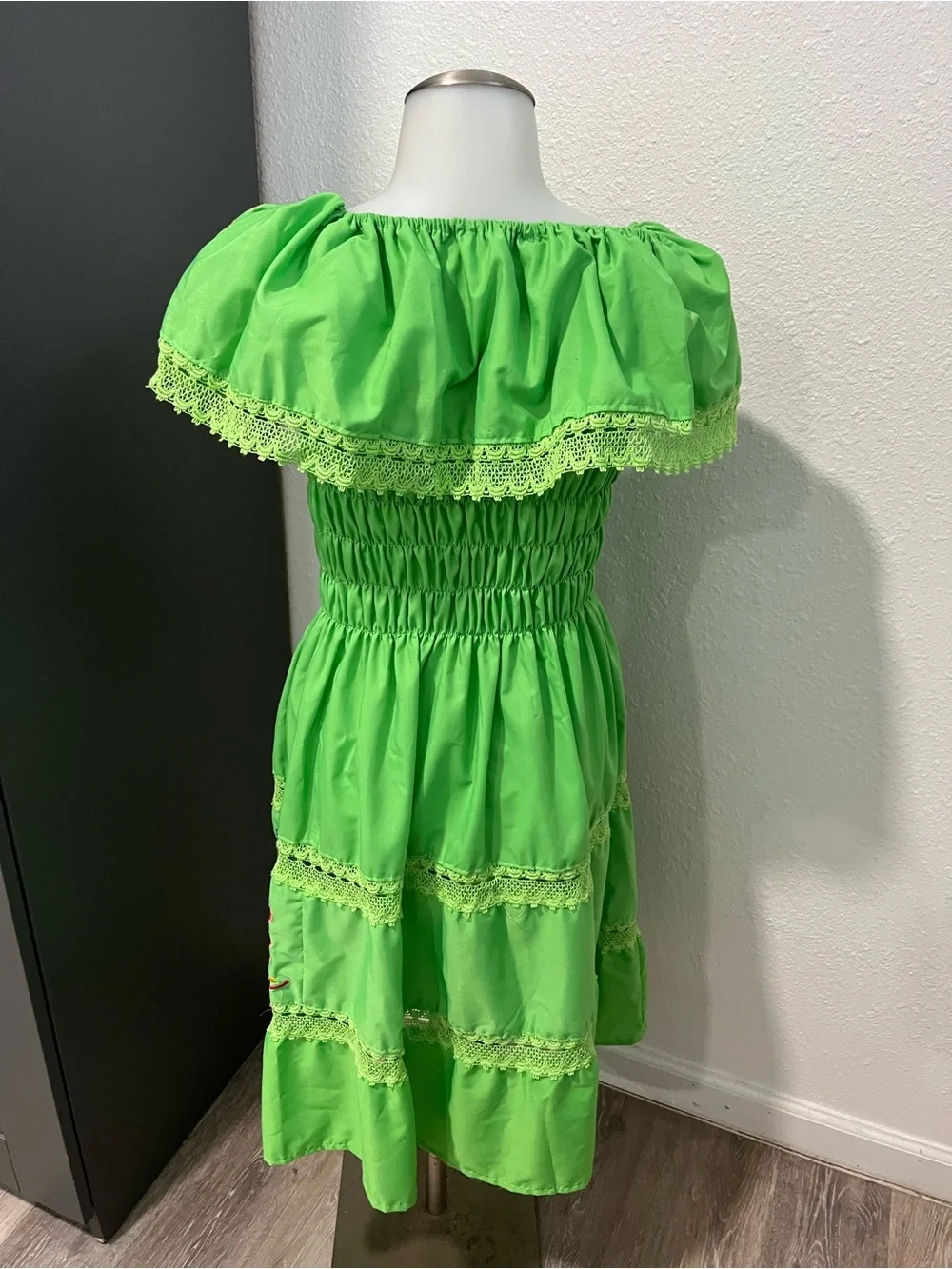 Artisan Made in Mexico Floral Embroidered Green Dress Size Youth 10